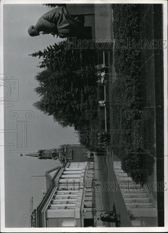 1969, The new statue of Vladimir Lenin in Kremlin square - Historic Images
