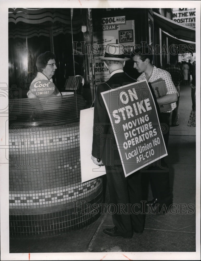 1959 Press Photo Florence Thomas picket at the State Theater - Historic Images