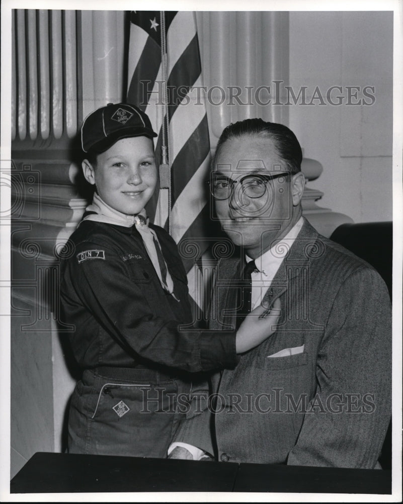 1960 Press Photo Rep William Minshall celebrated 50 years of Boy Scout with son - Historic Images