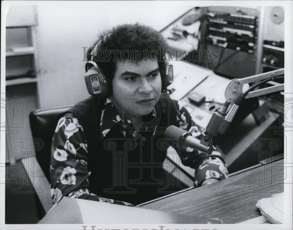 1978 Press Photo San Quinones, commentator at Cuzak Radio - Historic Images