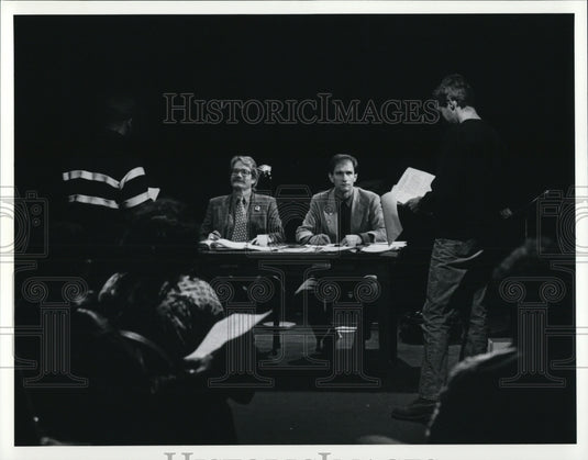 1992 Press Photo David Osman, radio performer and director, auditions actor - Historic Images