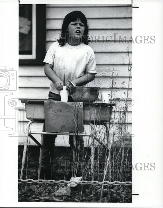 1989 9 yr old Shannon Lasker selling Kool-Aid to Metro Gen strikers-Historic Images