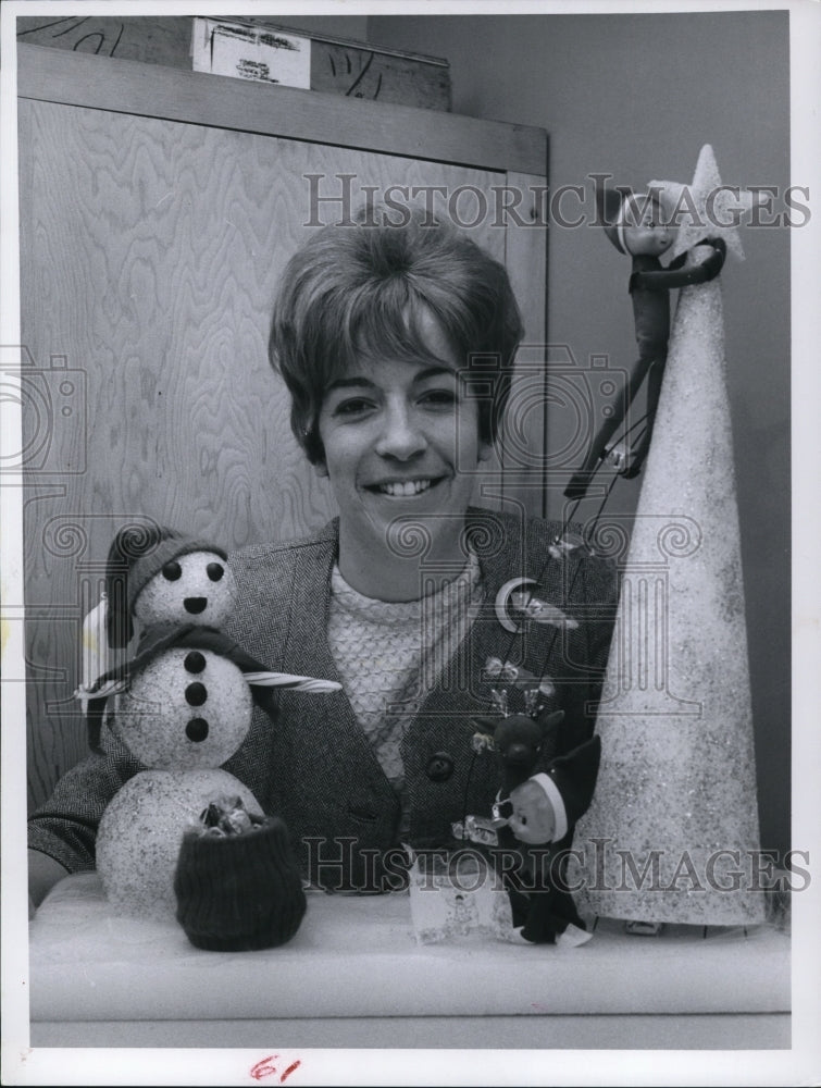 1965 Press Photo PD Staff Rosemary Ribar with Christmas decorations - Historic Images