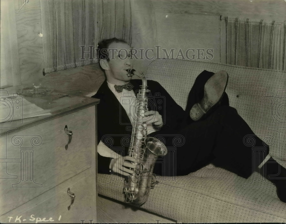 1943 Press Photo Garson Kanin playing his saxophone- They Knew What They Wanted - Historic Images