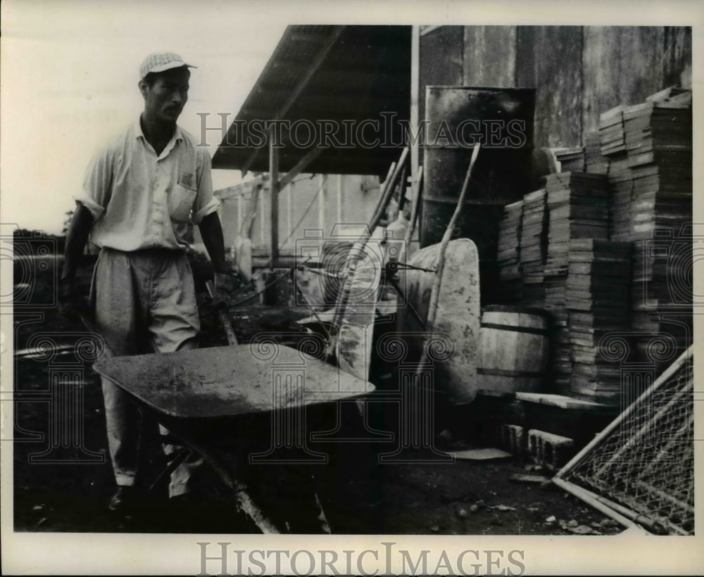 1961 Press Photo Man help building project sponsored by US &amp; Guatemala Govt - Historic Images