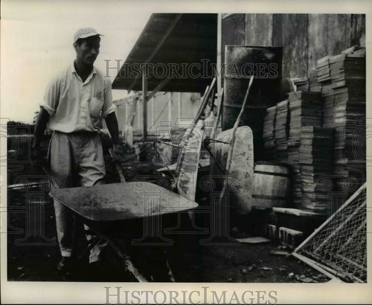 1961 Press Photo Man help building project sponsored by US & Guatemala Govt - Historic Images