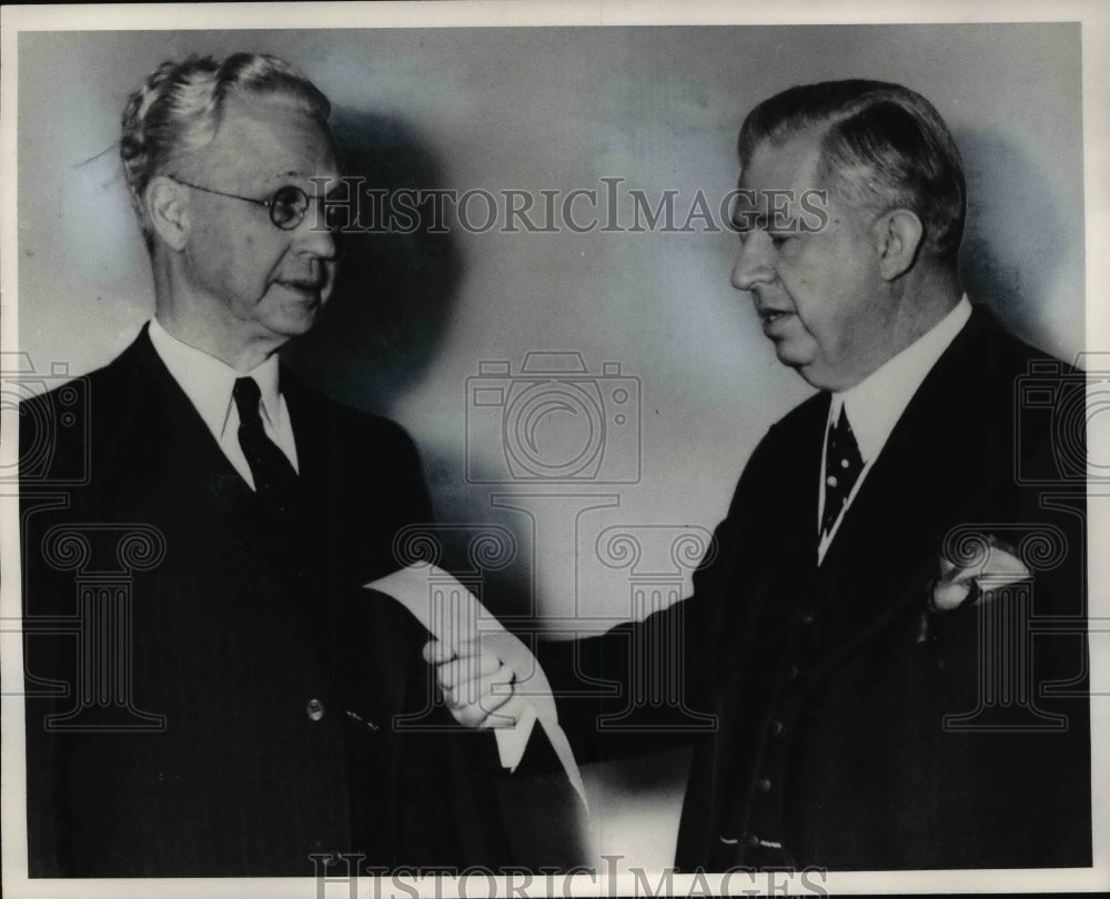 1974 Press Photo Halsted Ritter confers with Sergeant at Arms Chesley Jurney - Historic Images