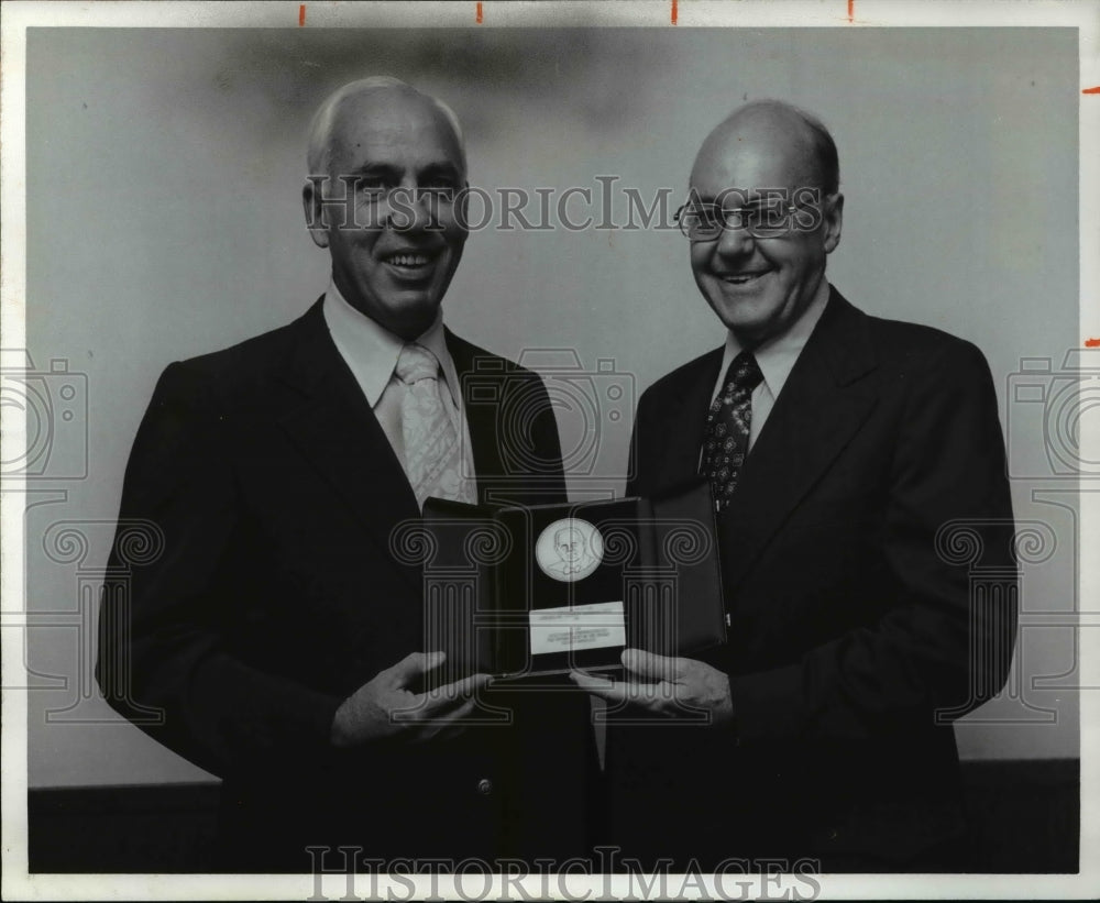 1974 Donald Hyde receives Jesse Haugh award from Robert Pollock - Historic Images