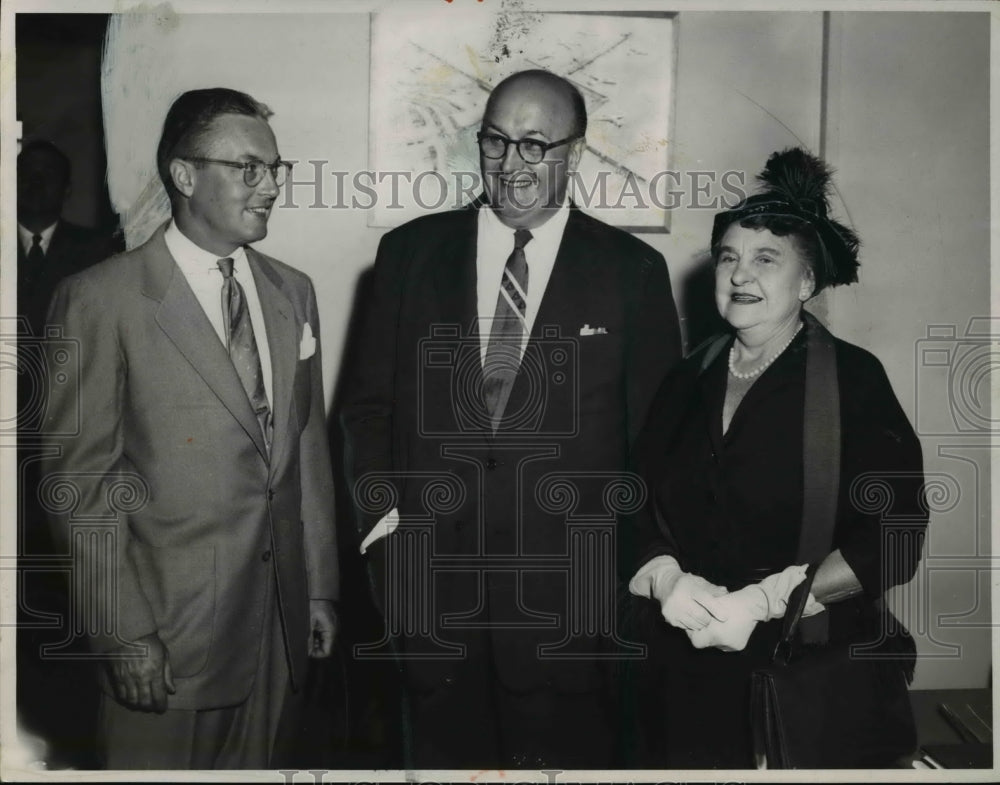 1954 Press Photo William E. Minshall Jr., Leonard Hall &amp; Mrs. Francis Bolton - Historic Images