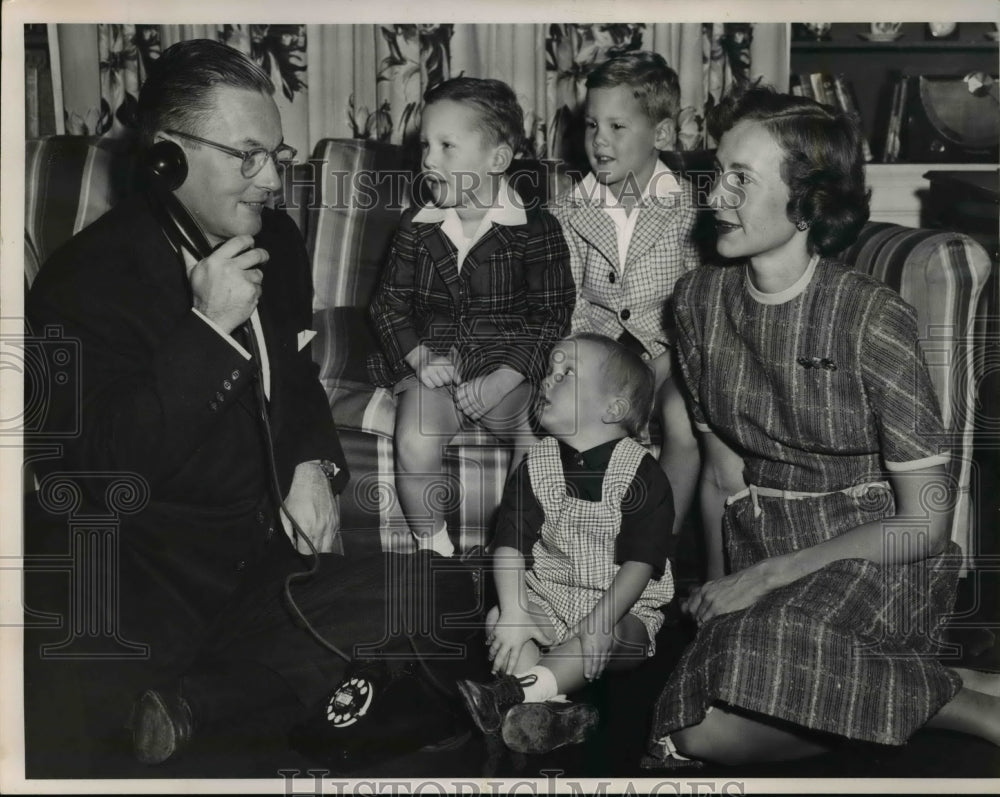 1954 Press Photo Congressman-elect William Minshall, Jr. with wife &amp; children - Historic Images