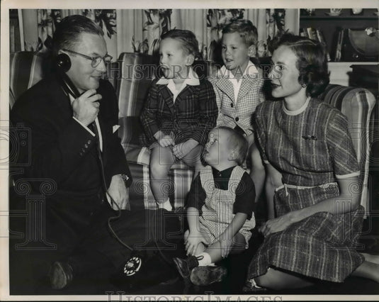 1954 Press Photo Congressman-elect William Minshall, Jr. with wife & children - Historic Images