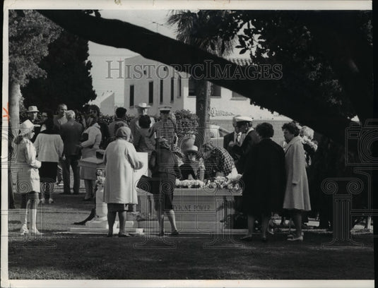 1972 Press Photo Crowds visit the Tyrone Power's grave - cva37889 - Historic Images