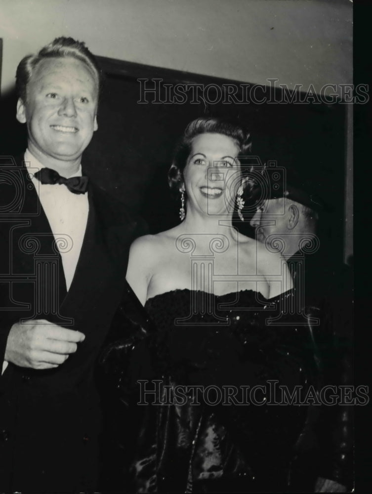 1951 Press Photo Van Johnson &amp; wife Evie, attend formal party in Hollywood-Historic Images