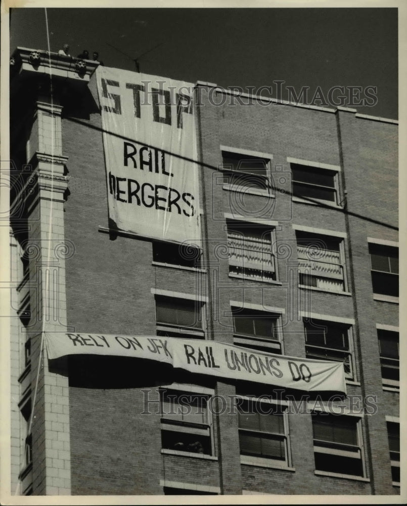 1962 Press Photo Signs on BLE building during Kennedy's campaign in Cleveland - Historic Images