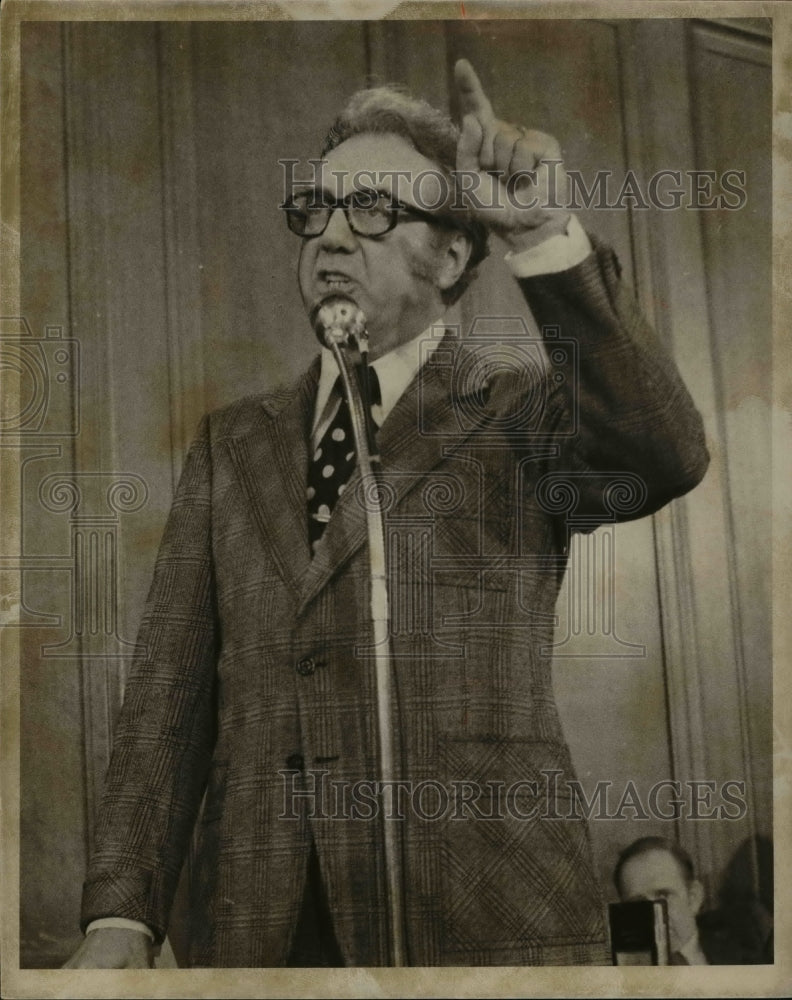 1974 Mayor Ralph J Perk in argument vs George Forbes  - Historic Images