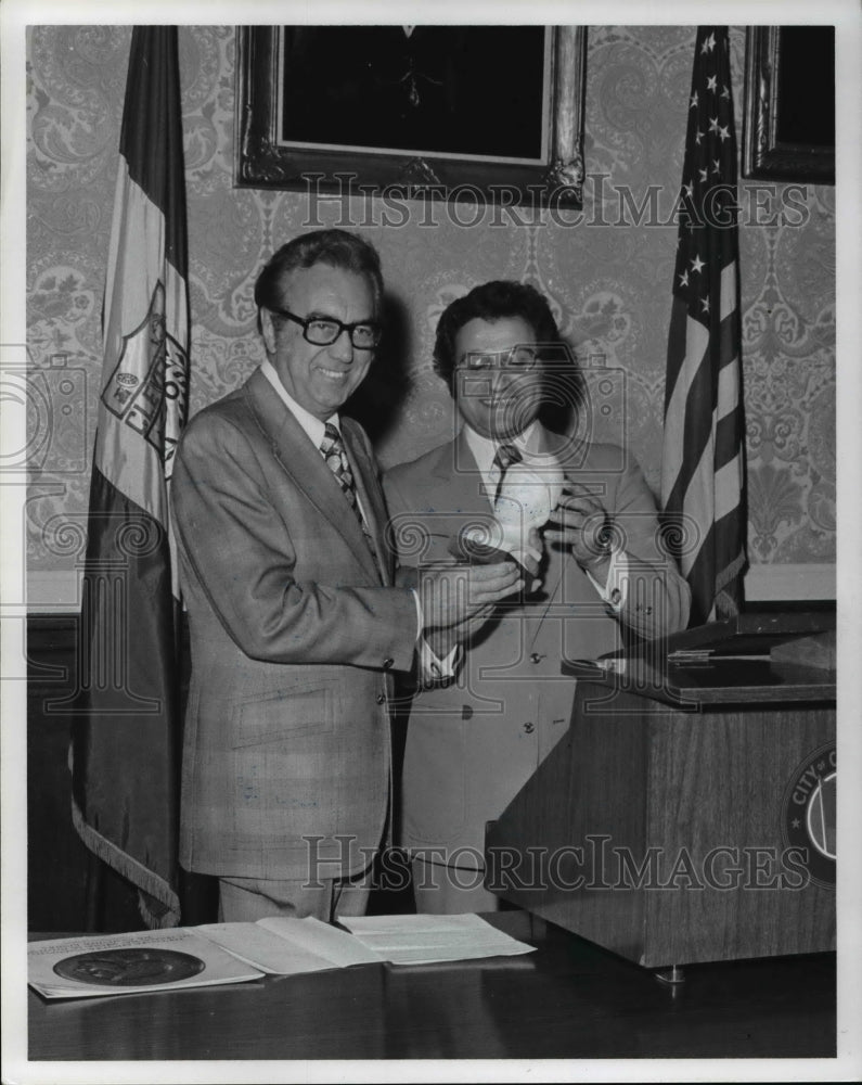 1974 Press Photo Pete Catavolos presents Pericles&#39; bust to Mayor Ralph J Perk-Historic Images