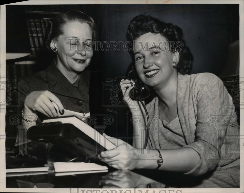 1955 Press Photo Mrs Oliver A Weber Jr w/ Mrs Henry P Pankin Jr - cva38415 - Historic Images