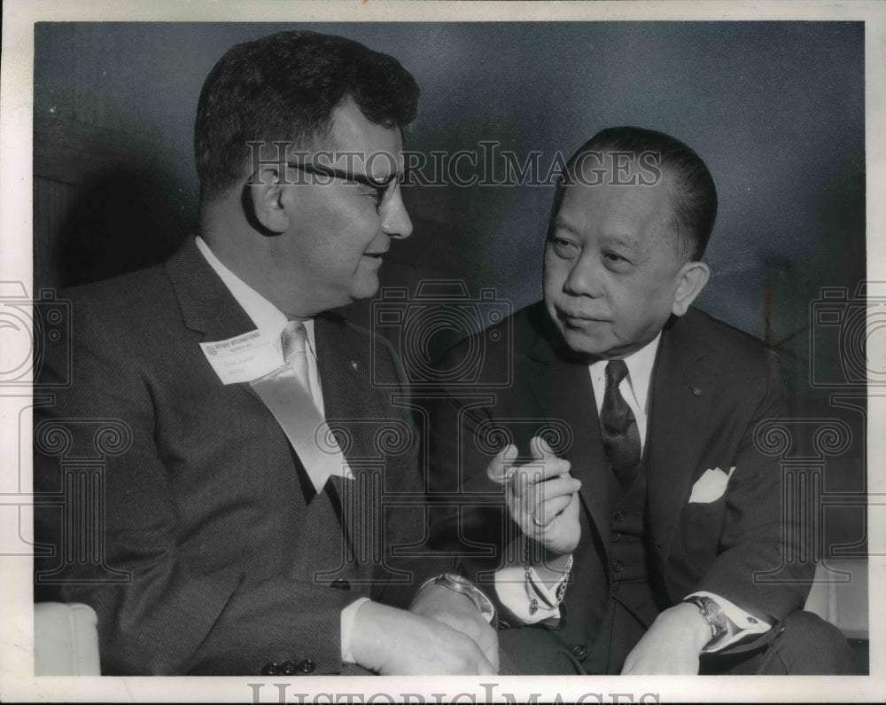 1960 Press Photo Jules P Flock having a conversation with Gen Carlos P Romulo - Historic Images
