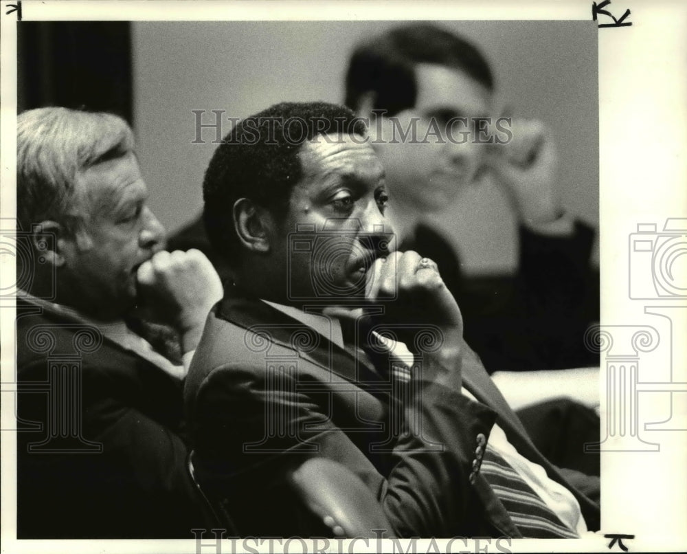 1985 Press Photo Arnold Pinkney during jury selection of his trial with lawyers - Historic Images