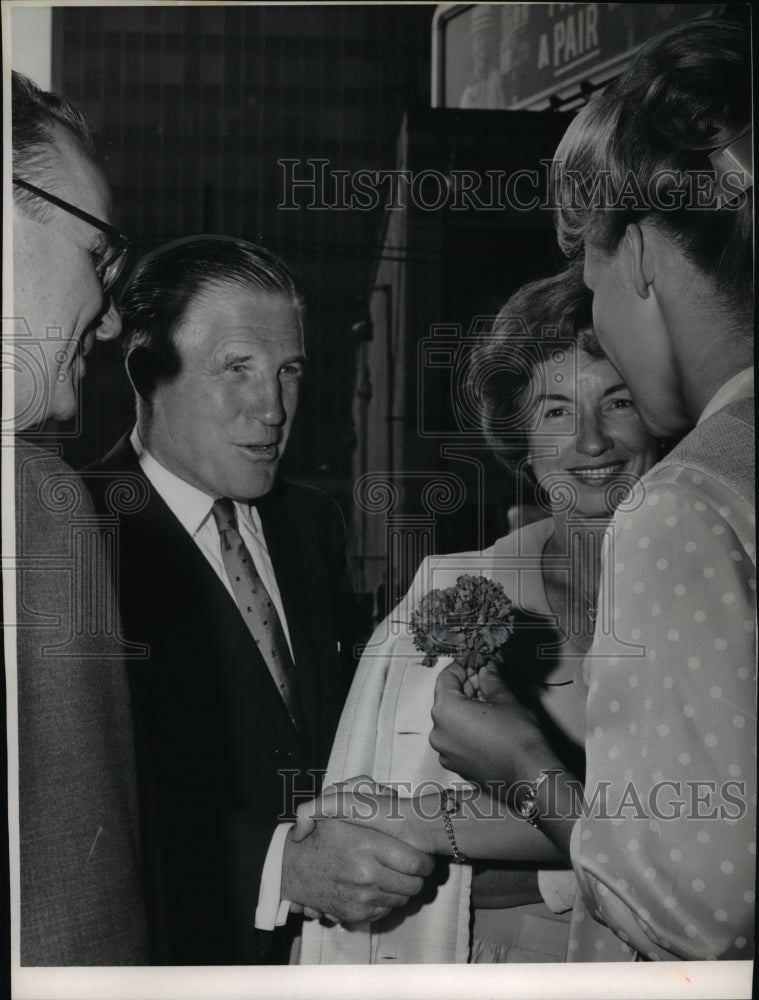 1964 Press Photo Gov George Romney &amp; wife greeted by Allen Lowe &amp; hostess - Historic Images