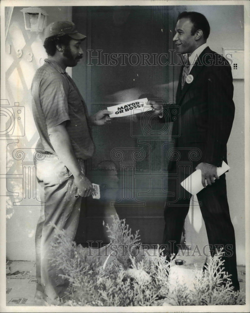 1971 Press Photo Fred Wright hands Pinkney a mayor or Boss signage - cva38831 - Historic Images