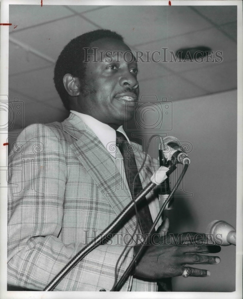 1975 Press Photo Arnold Pinkney speaks at UAW - cva38836-Historic Images