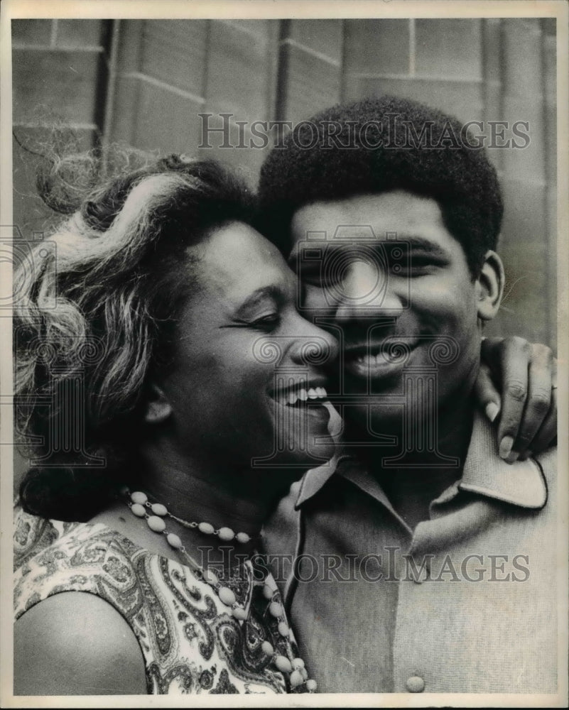 1970 Press Photo Geraldine Patterson hugs son Allen who was released from jail-Historic Images