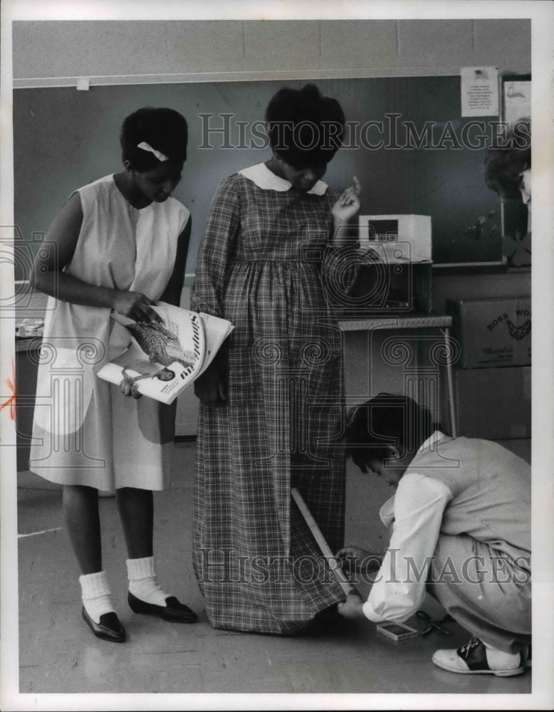 1966 Press Photo Blossom Hill School for Girls, JoAnn, Elizabeth and LaVarne - Historic Images