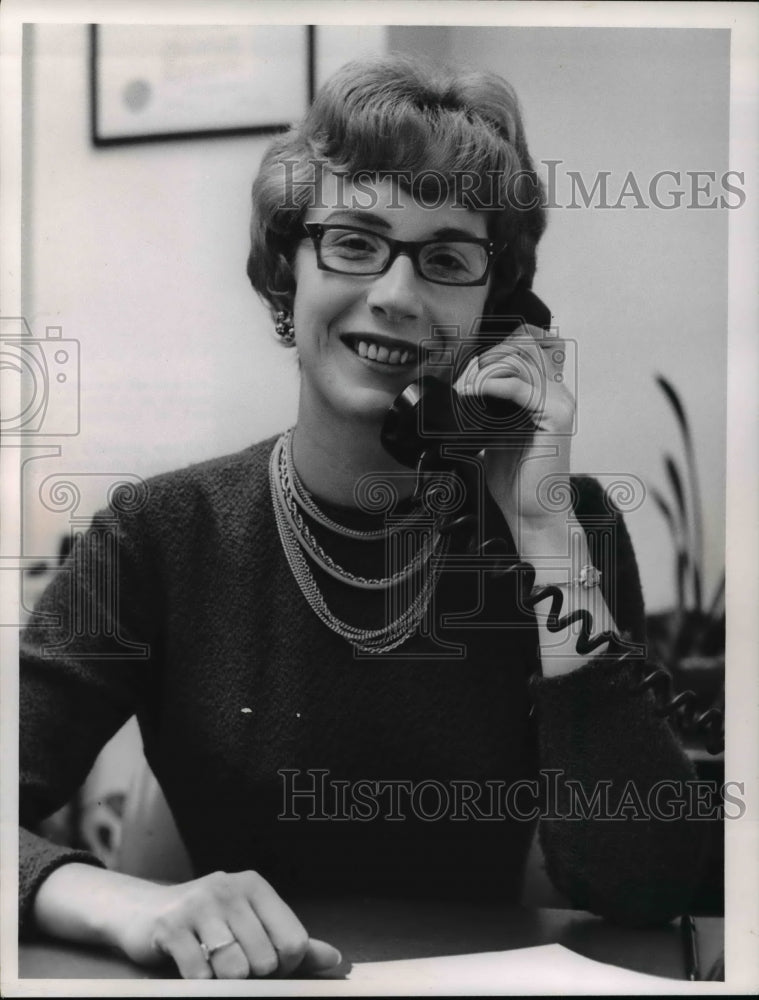 1962 Press Photo Mrs. Carole Pokrant, secretary to Pres. Thomas Vail uses phone - Historic Images
