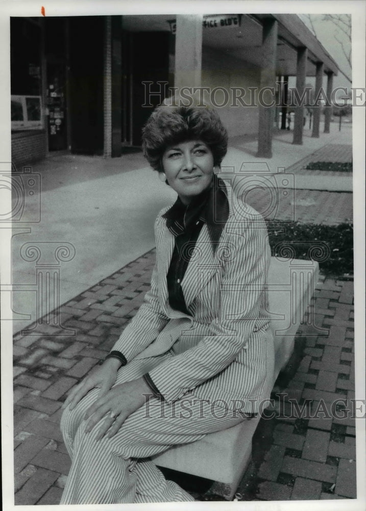 1977, Mrs Vivian Poe, Mgr of Shoregate Shopping E305 Willowick - Historic Images