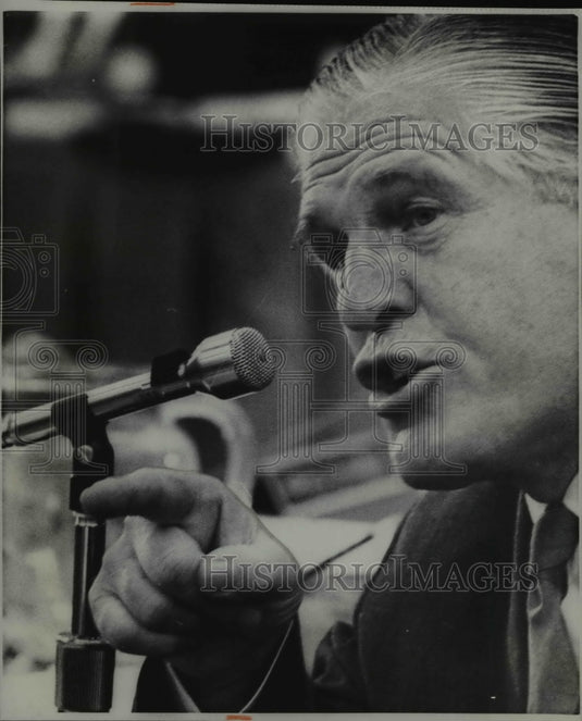 1968 Press Photo Gov. George Romney of Michigan points his finger as he talks- Historic Images