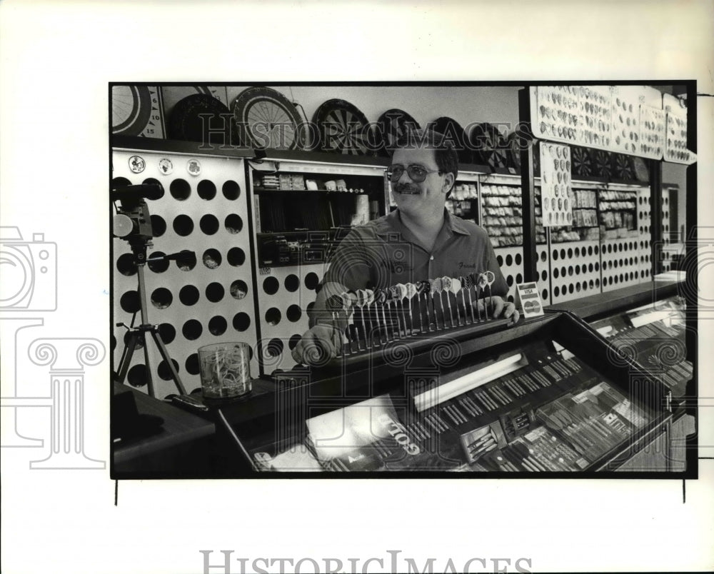 1988 Press Photo Frank Pratt leading Dart Player - cva39455 - Historic Images