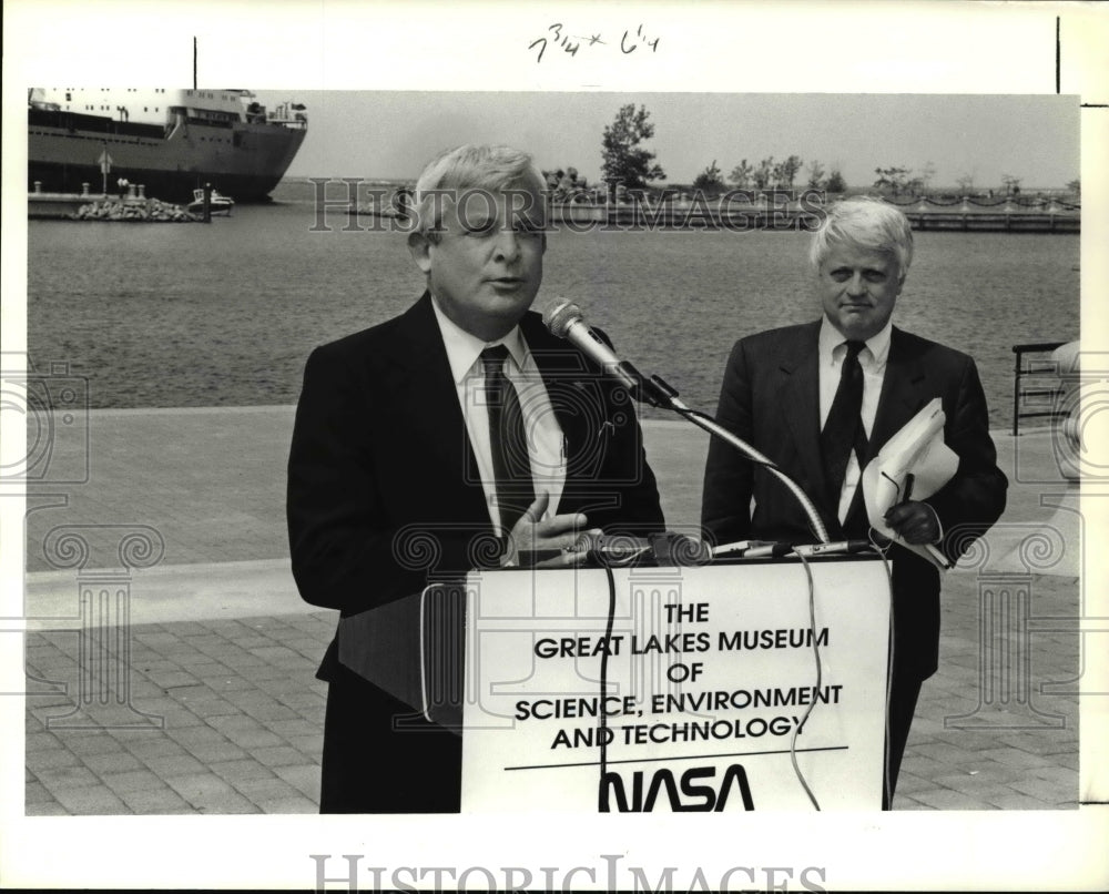 1991 Press Photo Larry Ross of NASA with Richard F. Coyne at North Coast Harbor - Historic Images