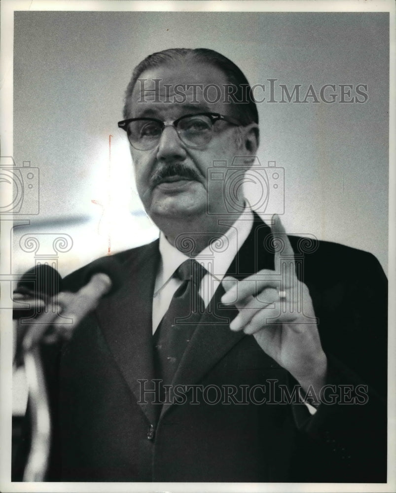 1972, Sen Hugh Scott speaking at The City Club - Historic Images