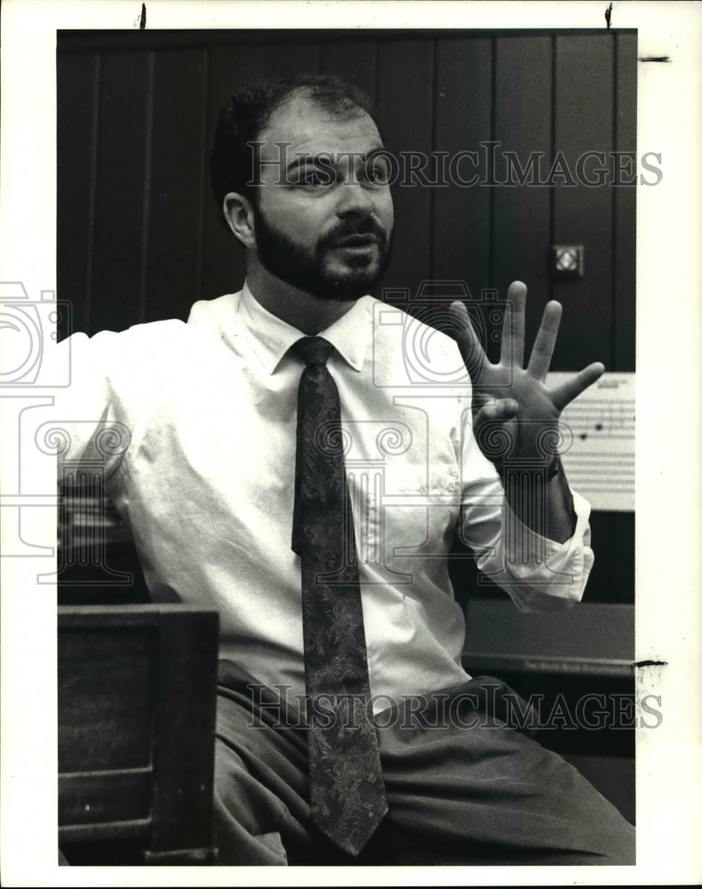 1991 Press Photo Roger Sams, teacher and storyteller at Hathaway Brown School - Historic Images