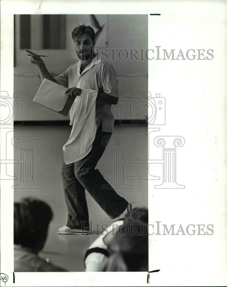 1985 Press Photo chorus Line director Conley Schnaterbeck goes over some points - Historic Images