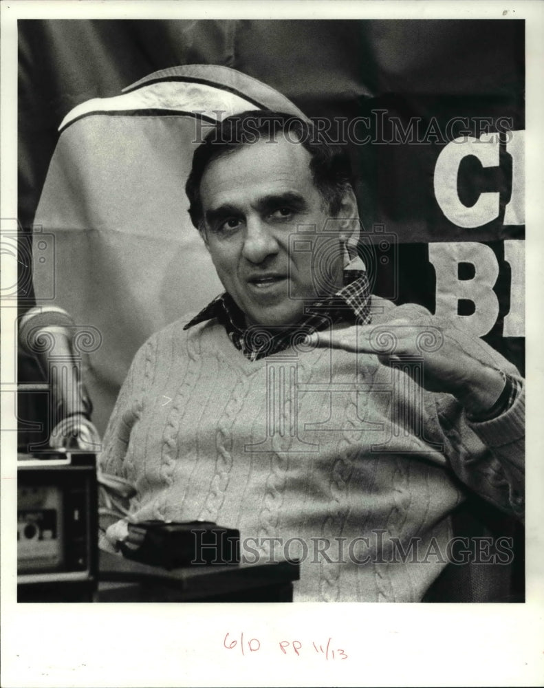 1983 Press Photo Coach Sam Rutigliano at press conference-Historic Images