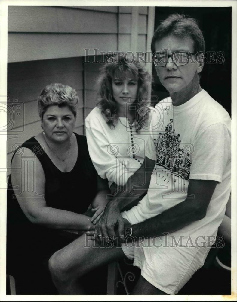 1991 Press Photo Diana, Laura & John Runyon at Home Before John Goes to Toledo-Historic Images