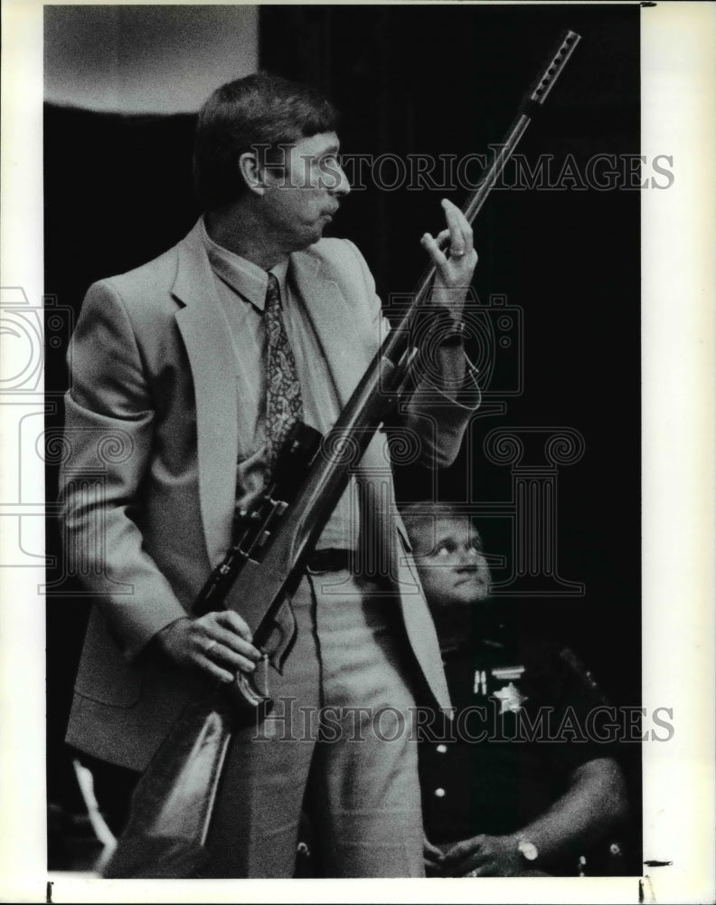 1990 Press Photo Lanny L. Royer, US Bureau of Alcohol, Tobacco &amp; Firearms agent - Historic Images