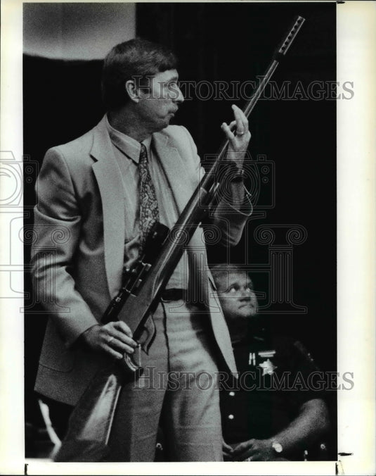 1990 Press Photo Lanny L. Royer, US Bureau of Alcohol, Tobacco & Firearms agent - Historic Images