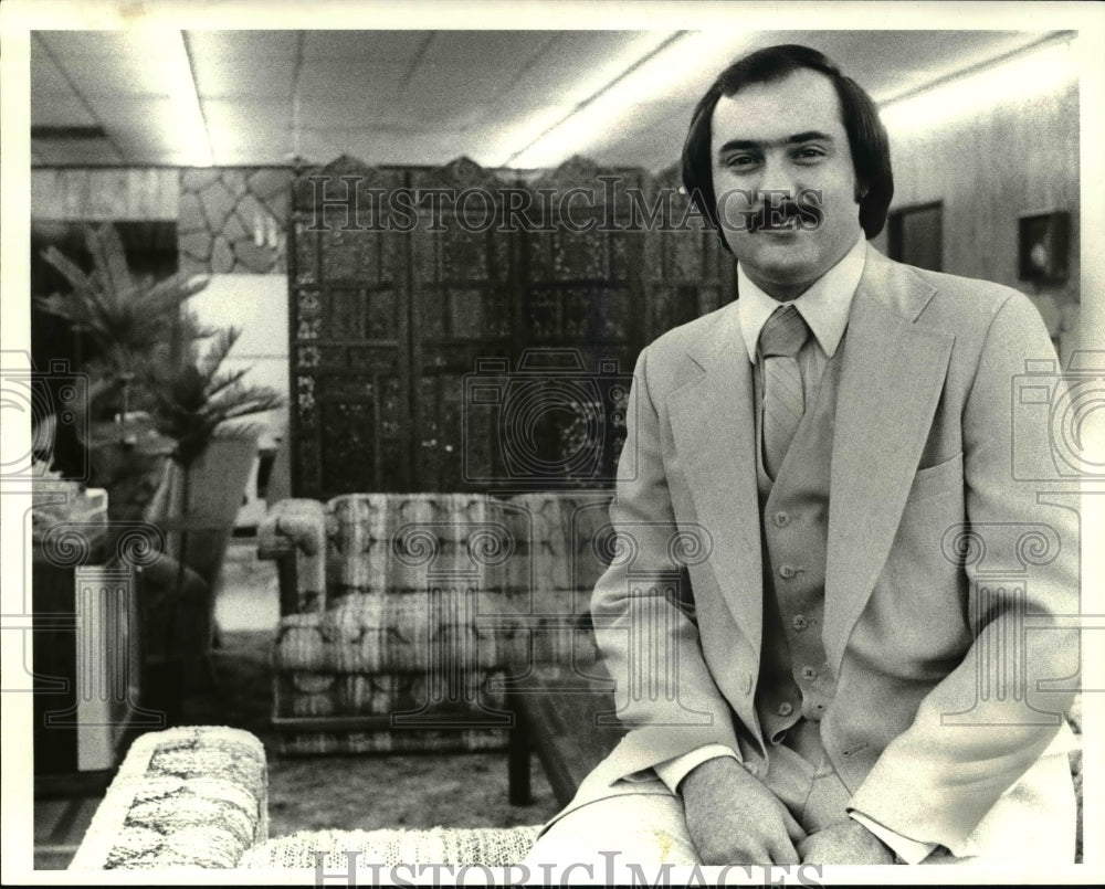 1980 Press Photo Michael D. Sammy in his living room - Historic Images