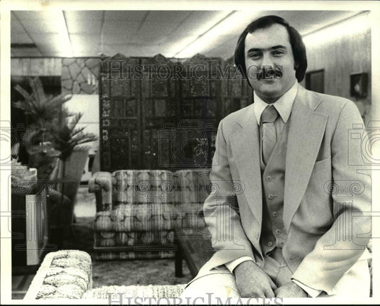 1980 Press Photo Michael D. Sammy in his living room - Historic Images