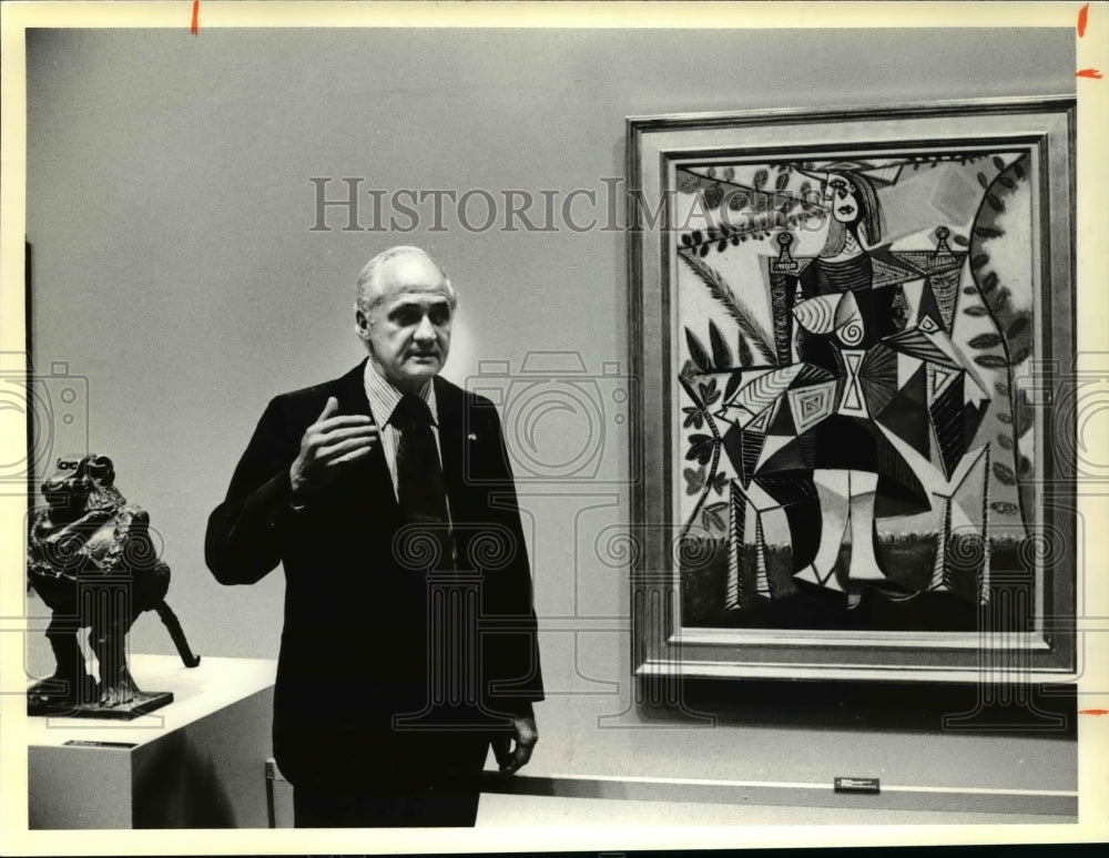 1979 Press Photo Dr. Sherman Lee with a Picasso painting - Historic Images