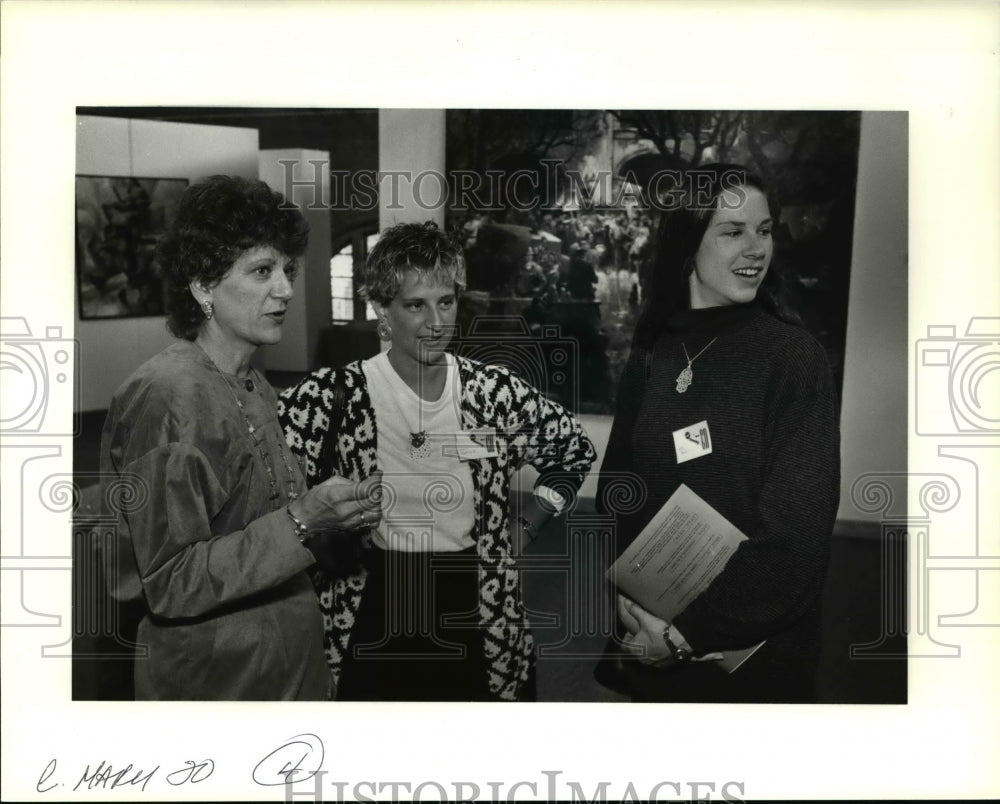 1991 Press Photo Laura Roebuck look at a painting at the Art Studio benefit - Historic Images