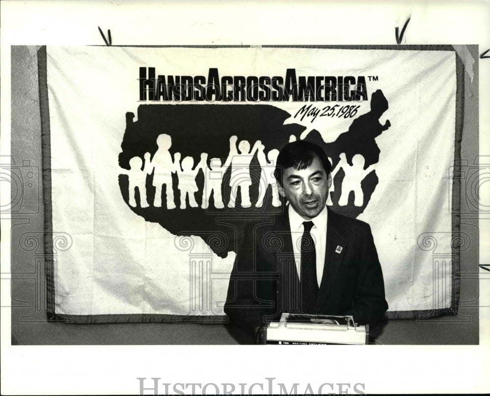 1987 Press Photo Marty Rogol of Hand Across America Executive Director. - Historic Images