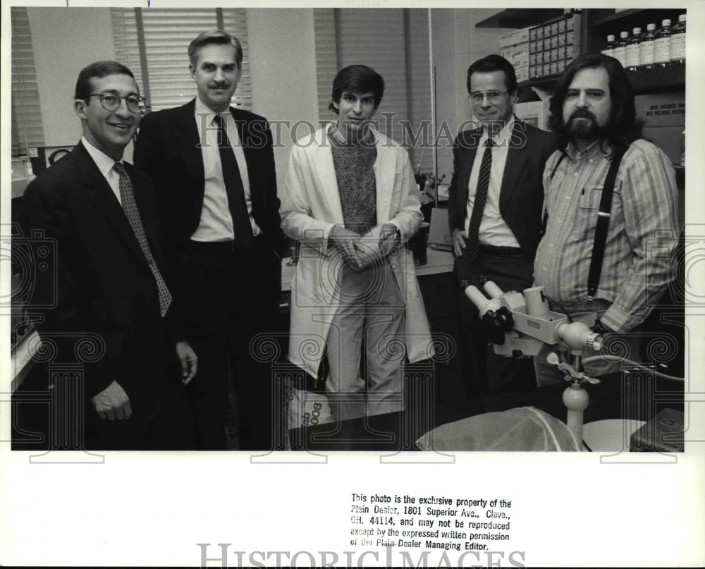 1988 Press Photo Bob Pinkas inside the Medical Lab at CWRU - Historic Images