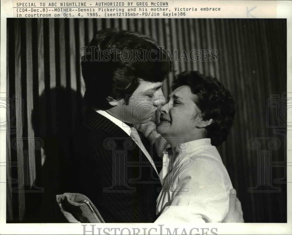 1985 Press Photo Dennis Pickering with his mother, Victoria - Historic Images