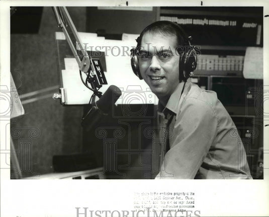 1988 Press Photo Deejay Denny Sanders doing his radio show at WMJI-FM - Historic Images