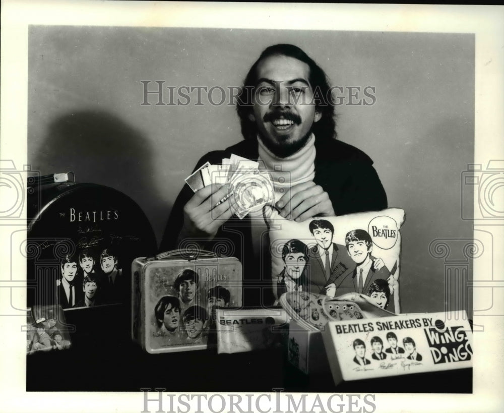 1979 Press Photo Dennis Sanders and Beatlemania items - Historic Images