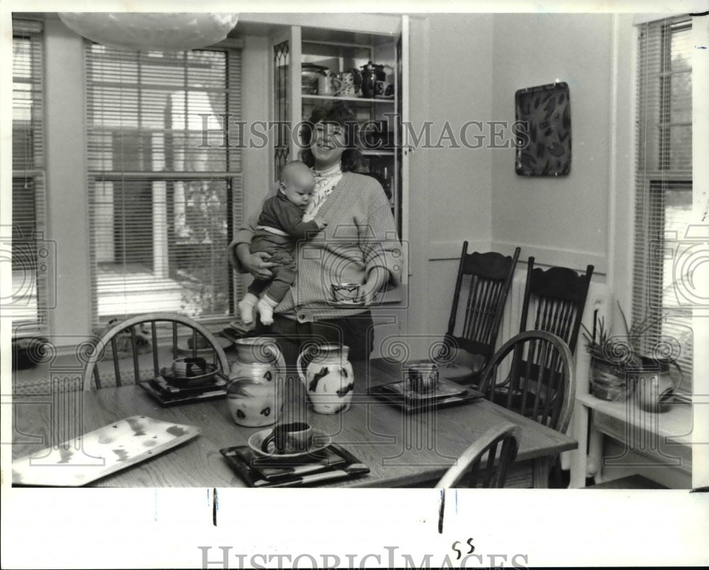 1989 Press Photo Mrs. Pat Schneider carrying her baby - Historic Images